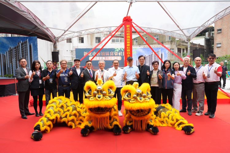 《圖說》侯友宜市長與動土貴賓合影。〈城鄉局提供〉