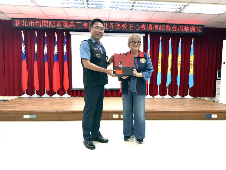 《圖說》佛教正心會執行長陳和慧代表捐贈台北市榮民服務處遺孤認養慰問金，由處長黃信仁代表受贈。〈正心會提供〉