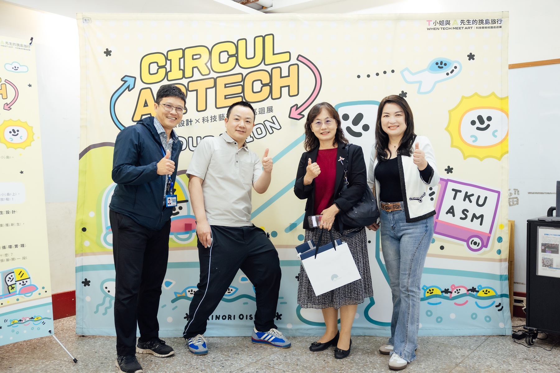 《圖說》新興國小李連成校長(左1)、國際藝術家大石曉規(左2)、廣達文教基金會徐繪珈執行長(右1)與竹圍國小林愛玲校長(右2)，串起更多教育資源。〈文化局提供〉