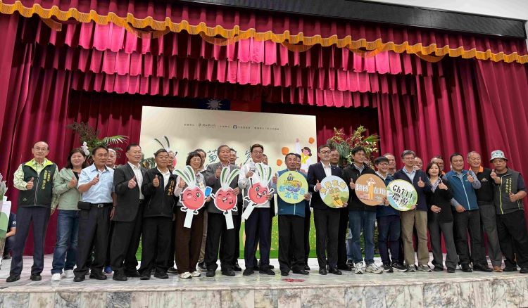 《圖說》新北市副市長劉和然〈中〉今日出席新北珠蔥產地展售會，推廣新北在地當令優良農產。〈農業局提供〉