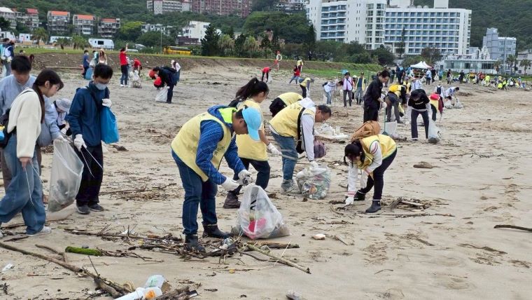《圖說》台塑企業南亞塑膠公司老少志工全力投入凈灘。〈南亞塑膠提供〉