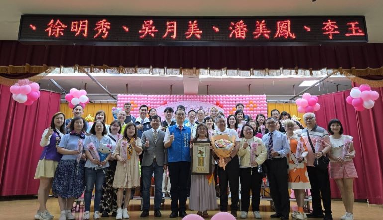 《圖說》模範母親黃淑君媽媽上台接受表揚。〈板橋區公所提供〉