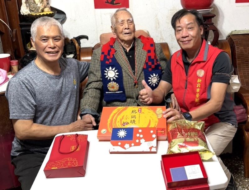 《圖說》新北市榮民服務處輔導組組長陳重榮(右)訪視百歲榮民林伯伯(中)，向林伯伯祝賀壽誕。〈新北榮服處提供〉