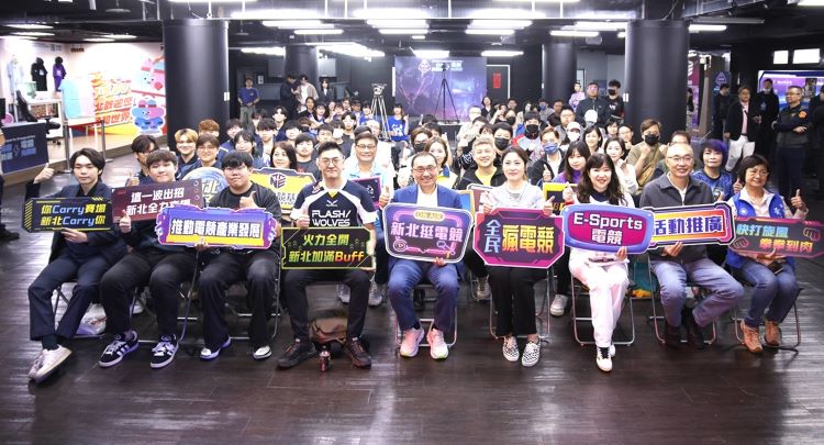《圖說》2025年新北電競爭霸戰圓滿落幕，來自全台各地的電競好手齊聚一堂，展現新北電競產業蓬勃發展的能量與凝聚力，圖為開幕合照，前排右三經發局長盛筱蓉。〈經發局提供〉