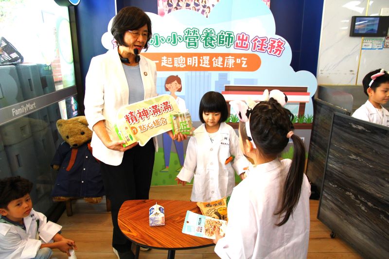 《圖說》小小營養師到便利商店選擇健康餐食。〈衛生局提供〉
