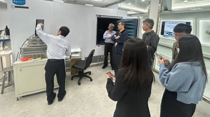 《圖說》 Garmin團隊參訪龍華科大實作場域，深入了解教學設備與學生實作成果，展現產學接軌成果。〈龍華科大提供〉