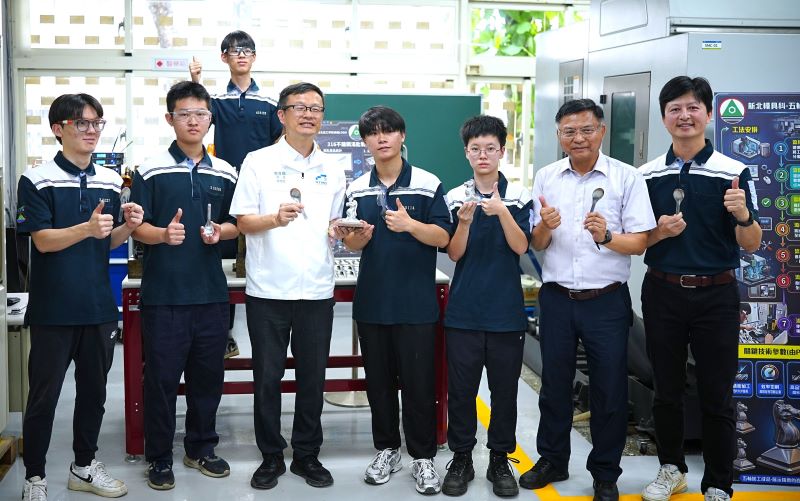 《圖說》模具科同學開心拿著不鏽鋼湯匙與西洋棋成品和張明文局長合影。〈教育局提供〉