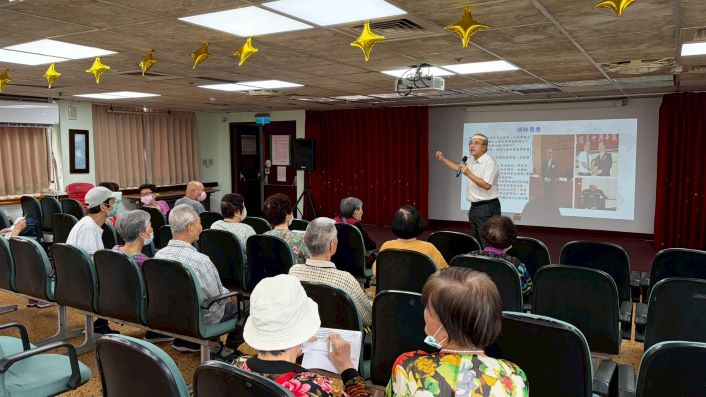 《圖說》八德榮家邀請專業講師向住民長輩進行防詐騙宣導，透過案例分享與互動講解，強化長輩辨識詐騙手法的能力，提升自我保護意識，現場氣氛專注而熱絡。〈八德榮家提供〉