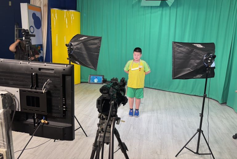 《圖說》學童錄製主播畫面。〈主辦單位提供〉