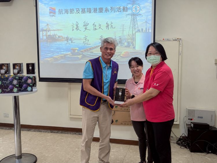 《圖說》台電基隆區處長陳据湖致贈基隆市立仁愛之家感謝狀。〈台電基隆區處提供〉