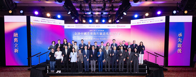 一眾嘉賓周三出席在澳門倫敦人舉行的金沙中國新一輪片區活化項目「草堆街片區活化項目2.0」新聞發佈會並於台上合照。