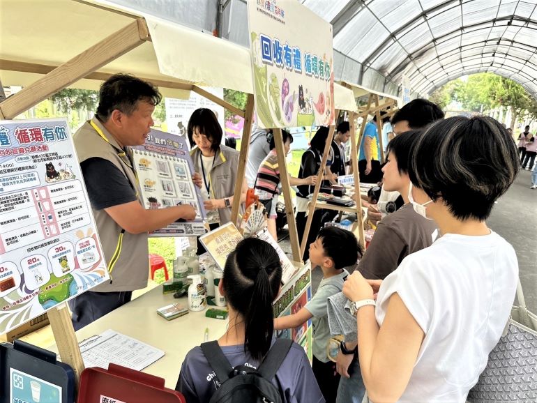 《圖說》活動結合互動益智遊戲,讓市民在挑戰環保知識問答的過程中邊玩邊學,學習正確的回收分類知識。〈環保局提供〉