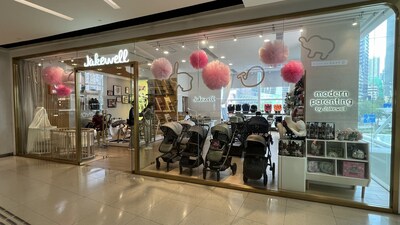 Jakewell全港首個母嬰 × 寵物複合概念店將於5月8日強勢登陸啟德，新店特設全港獨有「試車路」體驗區，讓家長同時幫BB同毛孩揀車。