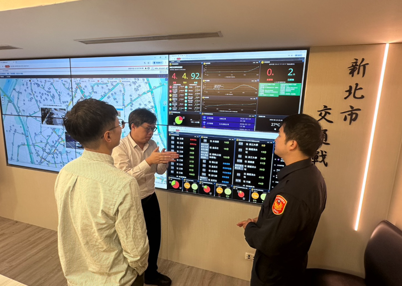 《圖說》板橋警結合市府「交通戰情室2.0」，針對主要幹道進行深度分析，主動辦理交通工程會勘。〈板橋分局提供〉