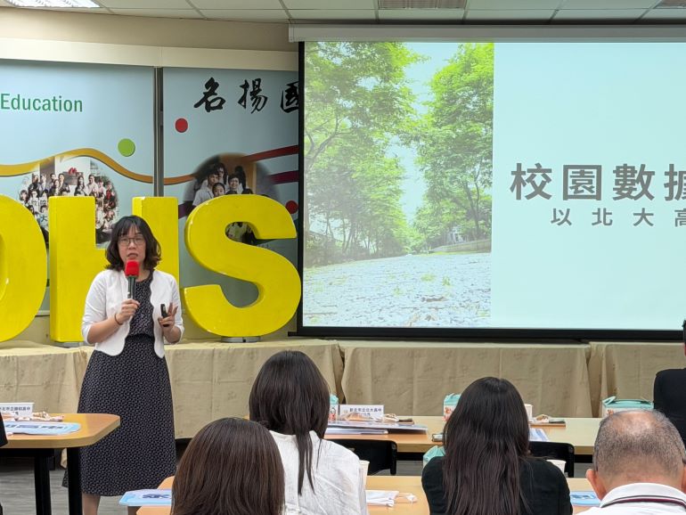 《圖說》《AI行政智慧轉型實踐手冊》，將行政人員角色由「執行者」提升為「流程設計者」，有效減輕負擔並強化教學支持。〈教育局提供〉