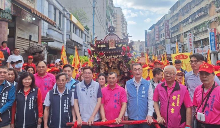 《圖說》副市長劉和然（左/中）今日為土城三元宮媽祖大轎扶轎起駕，為一年一度的遶境祈福盛會拉開序幕。〈民政局提供〉