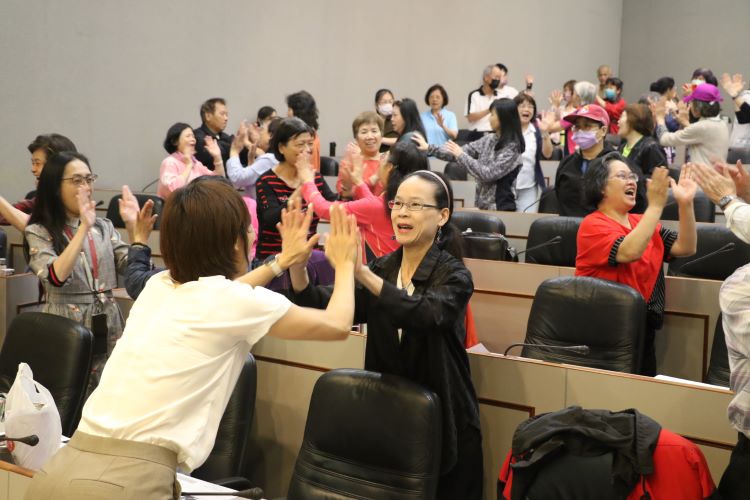 《圖說》新北市愛笑瑜伽協會創辦人王淑芳在演講時鼓勵大家多互動大笑。〈社會局提供〉