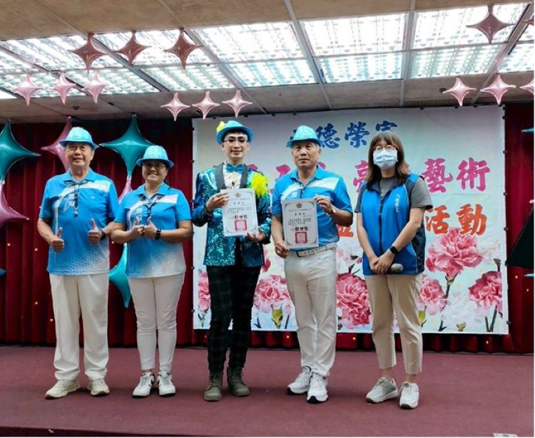 《圖說》八德榮家致贈感謝狀予亮采藝術關懷團隊代表（中），感謝其蒞家辦理母親節公益表演活動，透過音樂與陪伴為住民長輩帶來溫馨感動；榮家同仁（右）共同合影。〈八德榮家提供〉