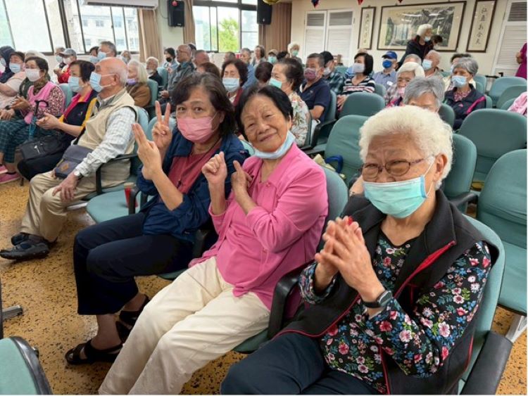 《圖說》八德榮家住民長輩於母親節活動中開心參與，現場洋溢溫馨歡樂的節慶氛圍，傳遞對母親節的祝福與喜悅。〈八德榮家提供〉
