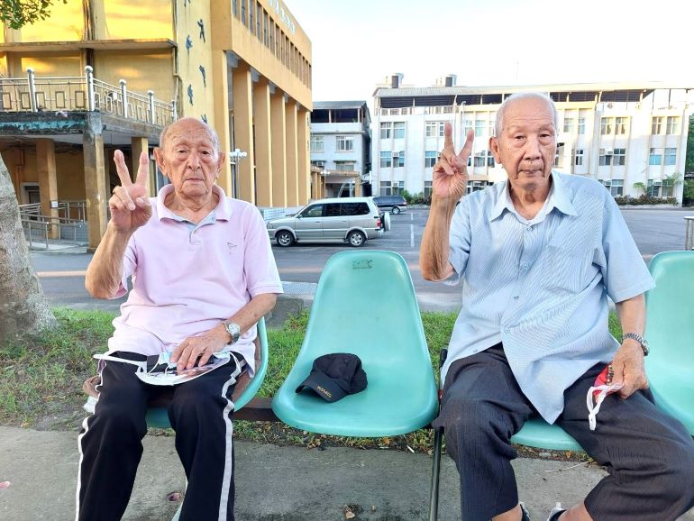 《圖說》欖仁樹下擺龍門陣，杜祖培（左）、張文坤（右）。 〈照片張長林提供〉
