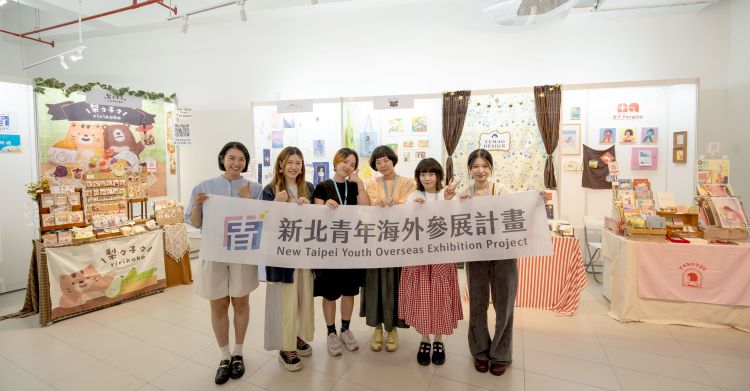 《圖說》新北市青年局率藝文團隊參加馬來西亞「吉隆坡插畫展」，整體觀展氛圍聚焦於創作本身。五個品牌在視覺調性上顯獨樹一格，成功吸引當地民眾目光。〈青年局提供〉