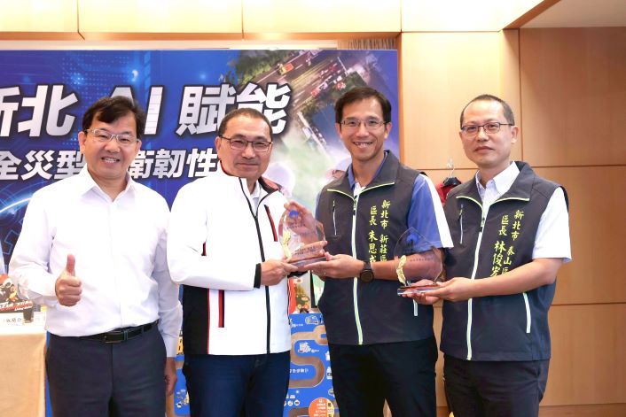 《圖說》新莊區長朱思戎與泰山區長林俊宏獻獎予侯友宜市長。〈民政局提供〉