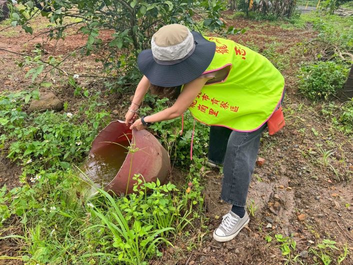 《圖說》菜園中的各類儲水容器是容易被忽略的孳生源，例如：陶甕、保麗龍箱、水桶。〈環保局提供〉