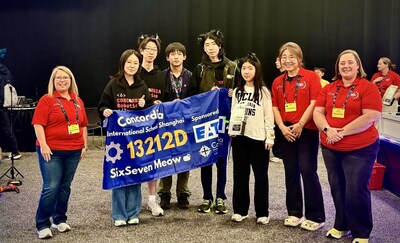 2026年VEX世錦賽現場，Concordia學生 (Jessica J, John D, Ethan H, Mak T, Yolanda L) 和評委合照