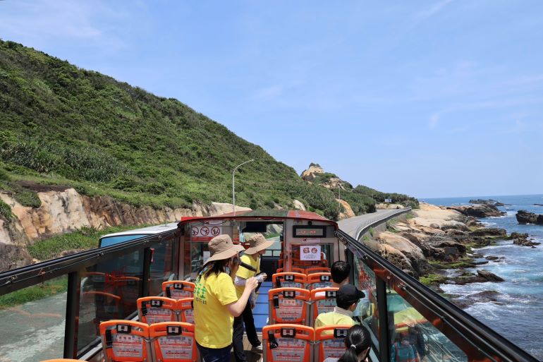 《圖說》搭乘青春山海線景觀巴士，沿北海岸行進，可從高視角飽覽山海交織的壯麗風光，體驗輕鬆舒適的旅遊方式。〈觀旅局提供〉