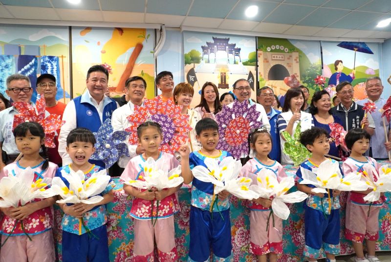 《圖說》侯友宜市長與貴賓一起欣賞樂利國小附幼帶來的歌謠表演，並於體驗手作風車後一同合影留念。〈客家局提供〉