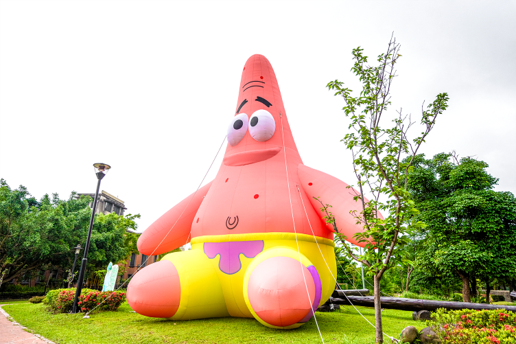 《圖說》新北市客家文化園區的「客家圓樓」變身為超吸睛的巨型「鳳梨屋」,還有超萌的海綿寶寶大氣偶坐鎮迎接,展現都會客家與國際 IP 跨界結合的創新趣味。〈客家局提供〉