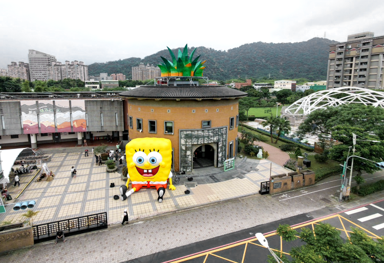 《圖說》海綿寶寶的好夥伴派大星也驚喜現身園區綠地!大型氣偶裝置將一路陪伴民眾至 6 月 11 日,為三鶯地區打造限時的打卡冒險熱點。〈客家局提供〉