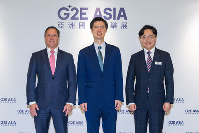 金沙中國有限公司行政總裁兼執行董事鄭君諾（中）周二於「2026 亞洲國際娛樂展」主旨演講後與美國博彩業協會主席兼行政總裁Bill Miller（左）及勵展博覽集團亞太區高級副總裁孫周範（右）合照。