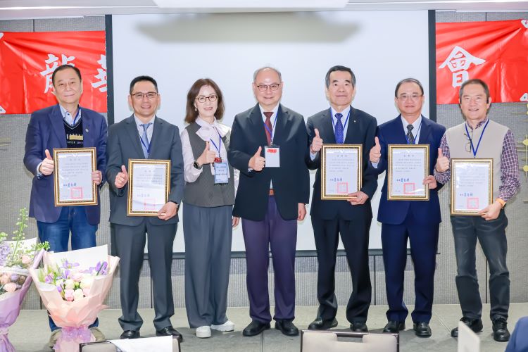 《圖說》 龍華科大校長葛自祥代表學校致贈助學金感謝狀，感謝企業校友無私回饋母校，讓學弟妹感受滿滿支持與溫暖。〈龍華科大提供〉二