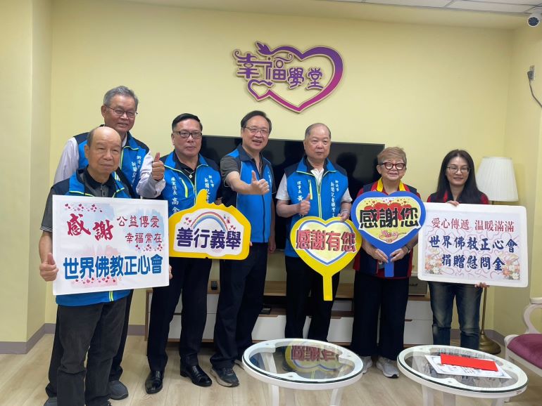 《圖說》世界佛教正心會致贈加菜金給八德榮家，正心會執行長陳和慧〈右二〉、榮家酆世俊家主任〈右四〉及新北市新聞記者工會理事長黃村杉〈右三〉合影。〈正心會提供〉