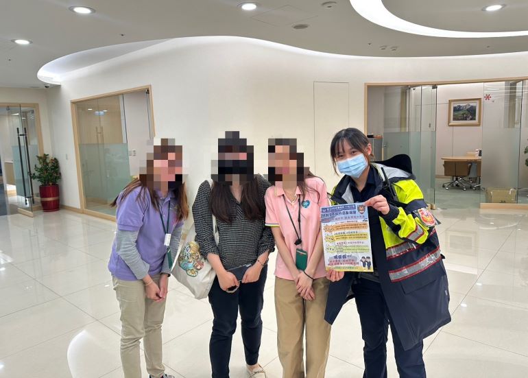 《圖說》員警現場反詐宣導。〈中和分局提供〉