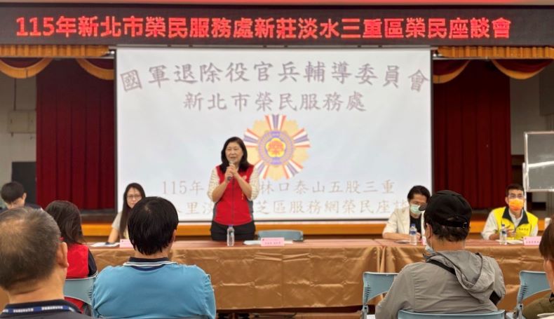 《圖說》吳曉慧總幹事傾聽退除役官兵建言並逐一解答釋疑。〈新北榮服處提供〉
