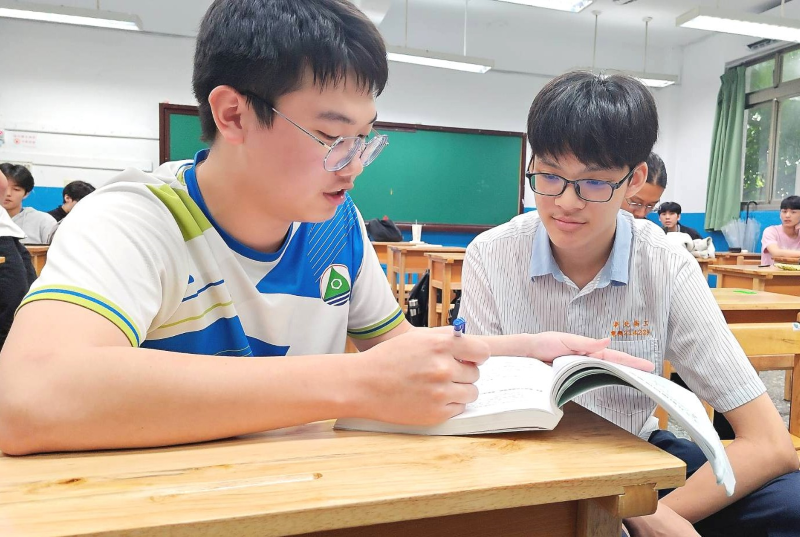 《圖說》新北高工電機科陳柏廷(左)66級分有望爭取國立臺北科技大學電機工程系。〈教育局提供〉