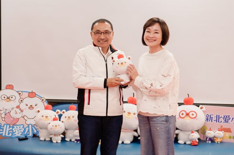 《圖說》新北市長侯友宜致贈柯志恩立委代表新北公托的熊果，象徵平安熊大漢。〈社會局提供〉
