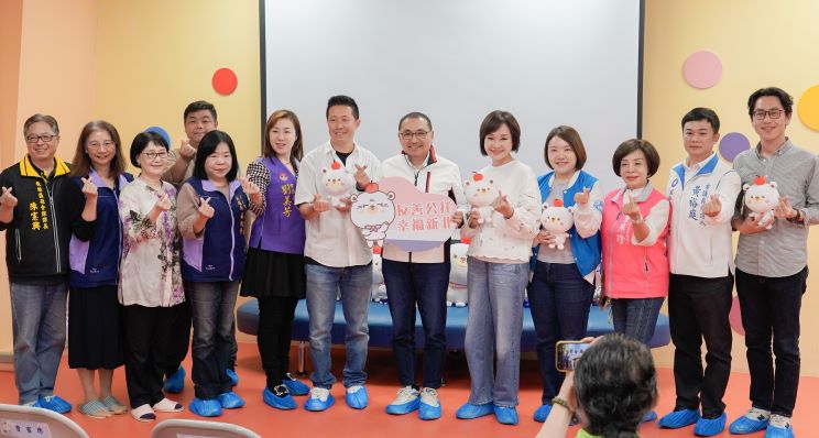 《圖說》柯志恩立委（右5）和高雄市議員專程北上取經新北公托經驗並交流。〈社會局提供〉