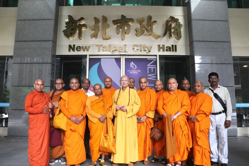 《圖說》斯里蘭卡佛教阿瑪拉普拉教派僧團12位長老於新北市府銜牌下留影，中為三峽普賢寺開山住持釋宗道法師。〈社會局提供〉