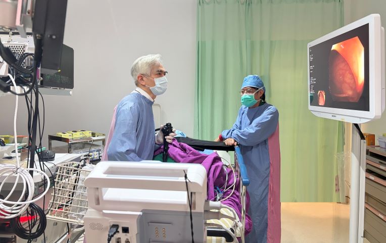 《圖說》蘇銘堯教授說明藉由大腸鏡直接觀察腸道內部，能同步切除息肉並進行病理檢查，達到即檢即治效果。〈新北市立土城醫院提供〉
