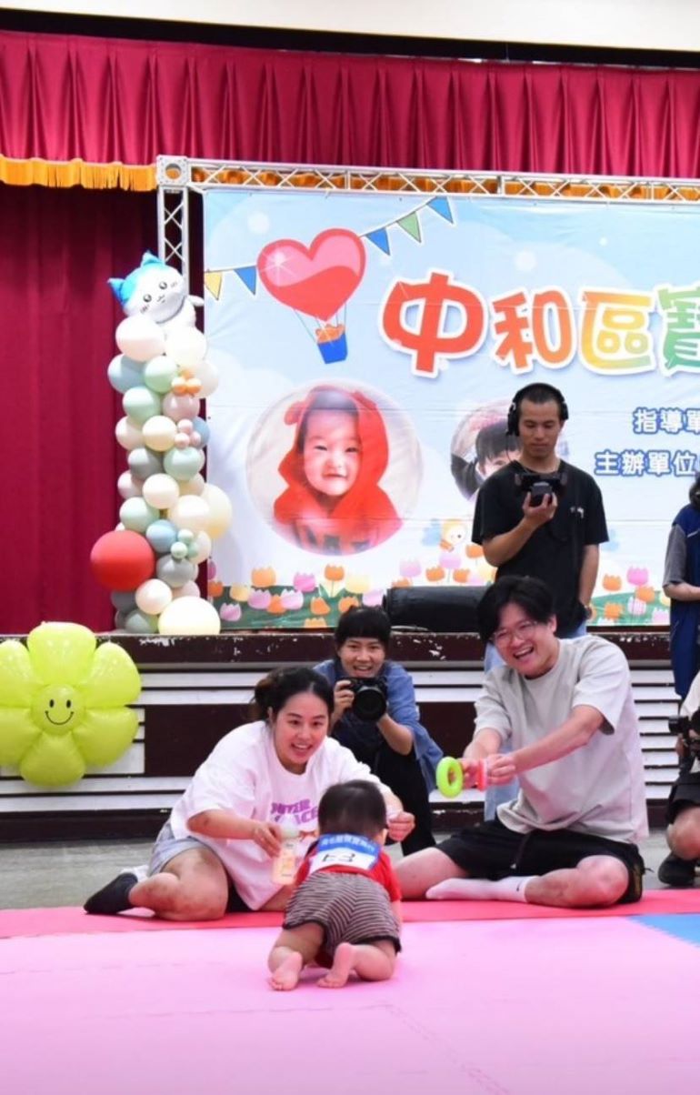 《圖說》家長使出渾身解數，以玩具吸引小寶貝奮力向前衝刺，親子在遊戲中共享歡樂時光。〈中和公所提供〉