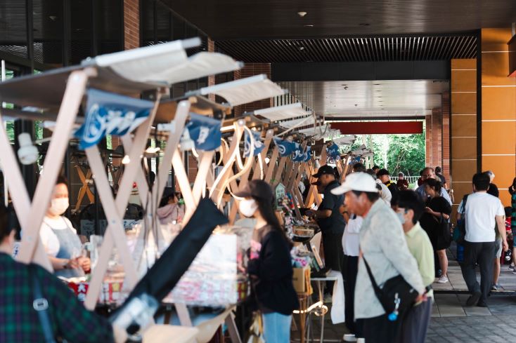 《圖說》活動現場集結30家市場名攤以及美食餐車，吸引大批民眾駐足消費，海都廣場洋溢熱鬧節慶氛圍。〈市場處提供〉