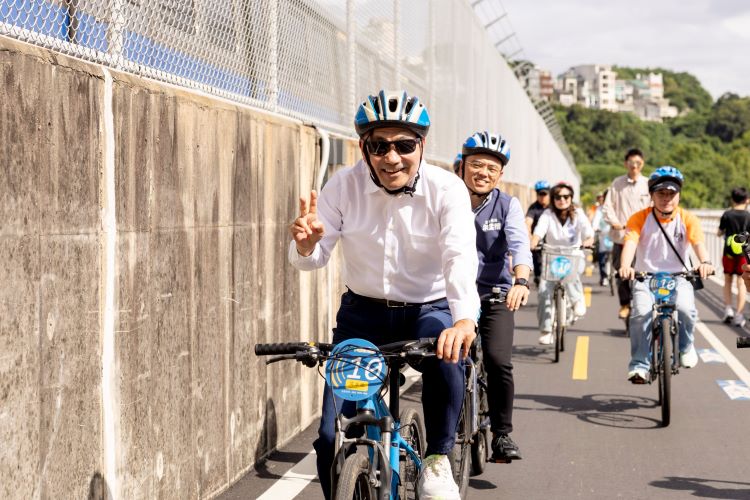 《圖說》市長侯友宜率隊騎乘全新關渡段自行車道，感受淡水河岸嶄新門戶風貌。〈高灘處提供〉