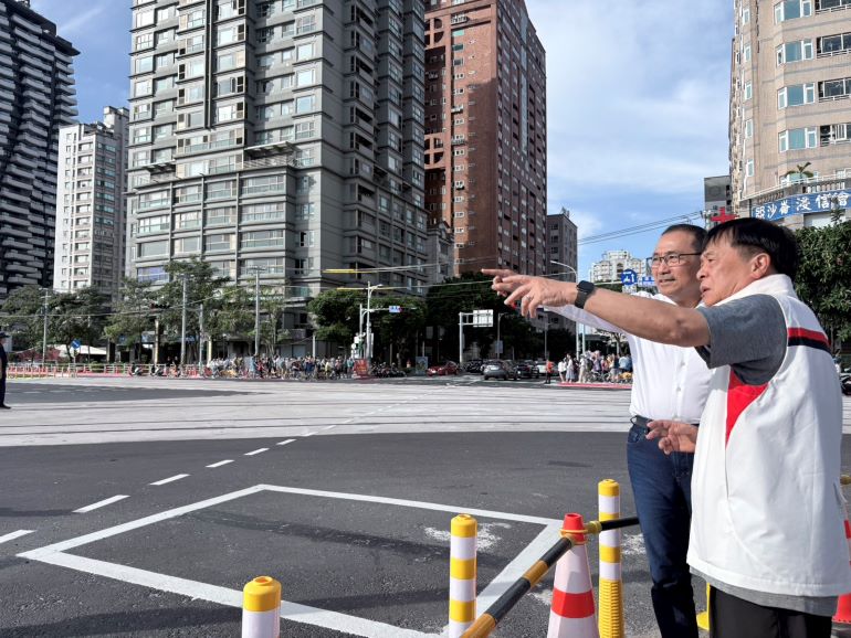 《圖說》交通局長鍾鳴時同市長侯友宜視察淡水區沙崙路與中正路口車流紓解狀況。〈交通局提供〉