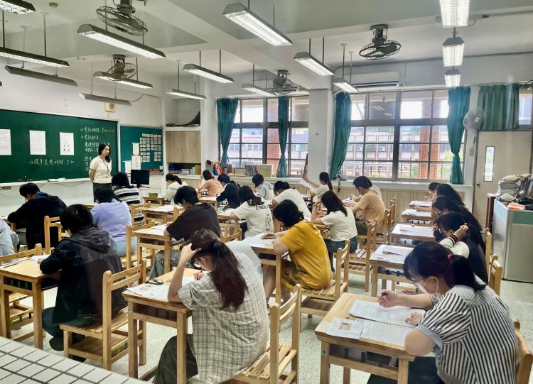 《圖說》新北國小暨幼兒園教甄、各科考生振筆疾書，爭取高分好成績。〈教育局提供〉