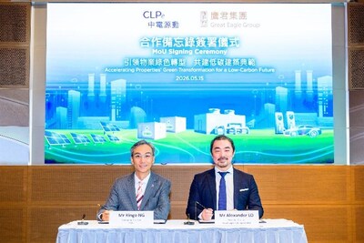 中電源動集團總裁吳永豪先生（左）與鷹君集團執行董事羅俊謙先生（右）簽署合作備忘錄，為鷹君在香港及中國內地的物業組合共同探討一站式減碳及能源管理方案，支持物業組合邁向低碳轉型。