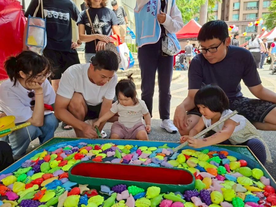 《圖說》泰五林居托中心親子園遊會，爸媽陪小孩一起釣魚。〈社會局提供〉