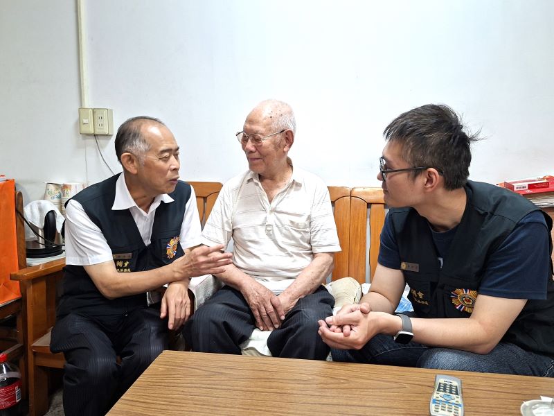 《圖說》臺北市榮服處副處長徐木生〈左〉與97歲的榮民邊雲明爺爺。〈臺北市榮服處提供〉